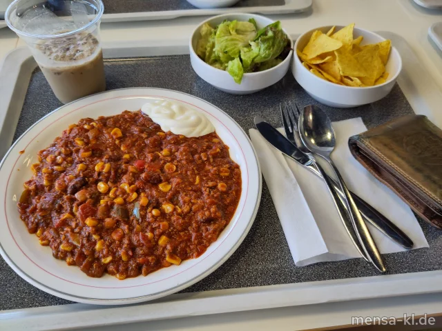 Chili Tex-Mex mit veggie.hack, Paprika, Kidneybohnen und Mais (Gl,Sf), dazu Tortilla-Chips, Sour Cream-Dip (1,9,Gl,Ei,La,Sf), dazu Salat und Iced Coconut Raspberry Matcha Latte