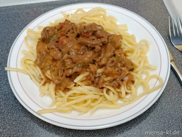 Rindergeschnetzeltes &quot;Stroganoff&quot; mit Zwiebeln, Gewürzgurke und Paprika (5,9,Gl,La,Sw,Sf,A,R), dazu Spätzle (Gl,Ei,La) und Salat