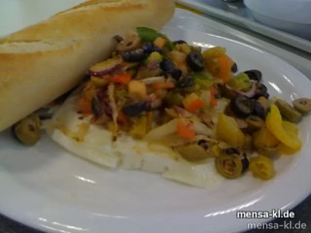 Überbackener Schafskäse (V) mit Paprika, Oliven (6), Peperoni und Zwiebeln, Baguette und Salat