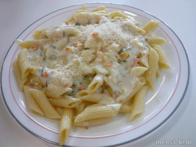 Große Portion Sahne-Nudeln (Gl,La,Sl,V), Grana Padano (2,Ei,La,V) und Salat (V)
