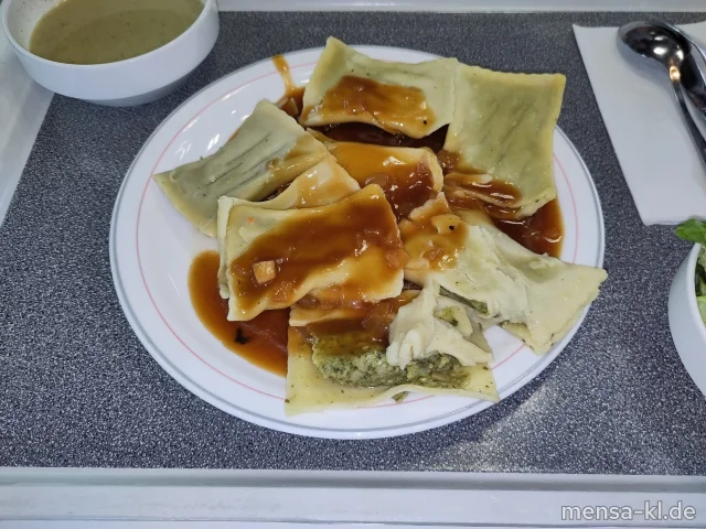 Gemüsemaultaschen (1), Zwiebelsoße (1,Gl,Sf) und Salat