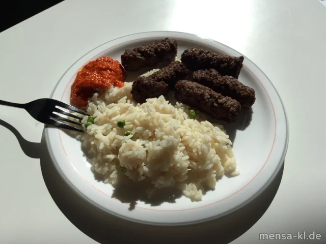 Cevapcici (Ei,So,R) mit Ajvar-Dip, Erbsen-Reis und Salat