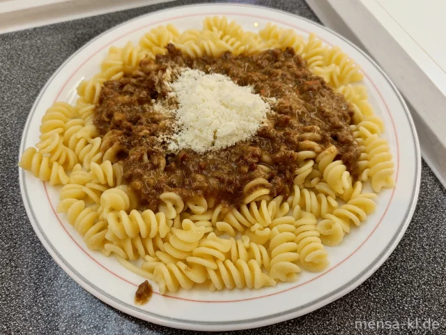 Sahnehaschee (3,5,Gl,Ei,La,Sw,A,R,S,G) mit Fusilli (1,Gl), geriebenem Hartkäse (La) und Salat