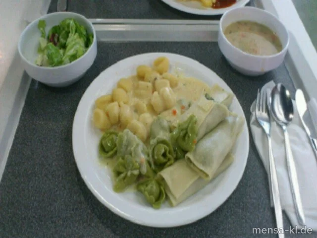 'Combinazione': Gnocchi (V), Cannelloni (V) und grüne Tortellini (V), dazu bunter-Pfeffer-Soße (V) und Salat (V)