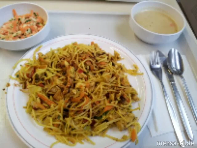 "Bami Goreng": Indonesisches Nudelgericht mit Gemüse und Putenstreifen (G), dazu Salat