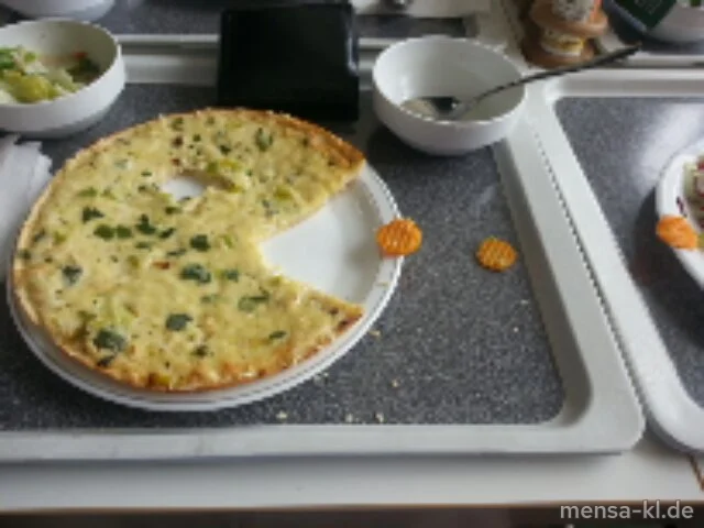 Flammkuchen mit Lauch und Käse (Gl,La,So,V), dazu Salat (V)