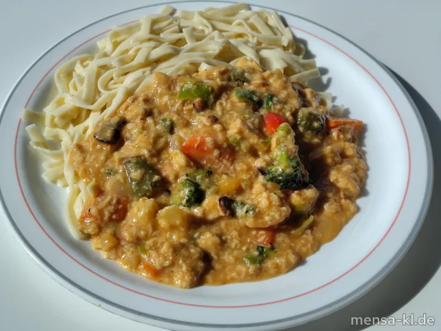 Quorn-Geschnetzeltes mit Gemüse in Paprikasoße (Gl), dazu High Protein Bandnudeln (Gl) und Salat