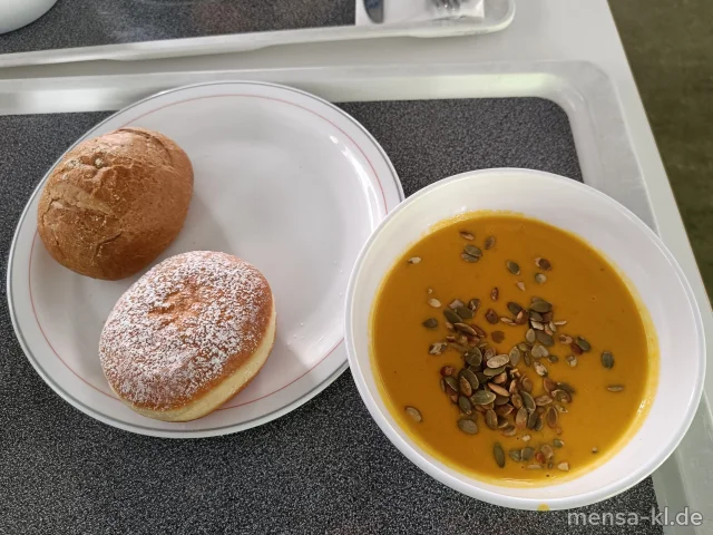 Große Portion Kürbiscremesuppe mit gerösteten Kürbiskernen (Gl,La), dazu ein Brötchen (Gl) und ein Berliner (Gl,Ei,La)