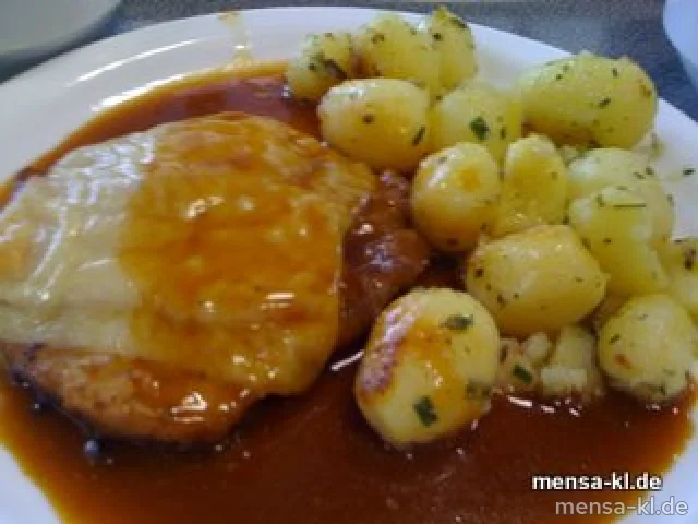 Schweinerückensteak mit Bergkäse und Speck (S/2/3) überbacken, Kräuterkartoffeln und Salat