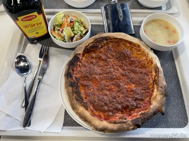 Neapolitanische Pizza Margherita (Gl,La) (Veganuary Menü1]:Pizza Vegano alla Napoletana mit Basilikumcreme und Zucchini) (Gl), dazu Salat