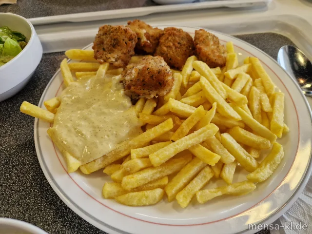 Fisch-Nuggets im Backteig (Fi,Gl,Ei,Sf) mit Mango Curry Dip (9,Gl,Ei,La,Sf,So), Pommes frites und Salat