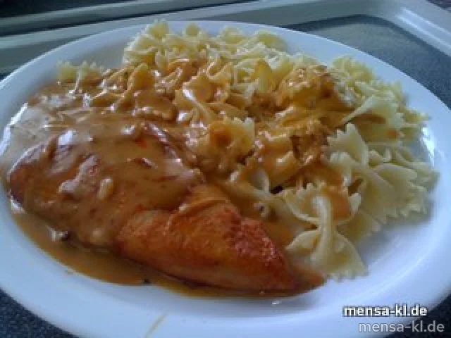 Putenbrustfilet mit Rahmsoße, Farfalle und Salat