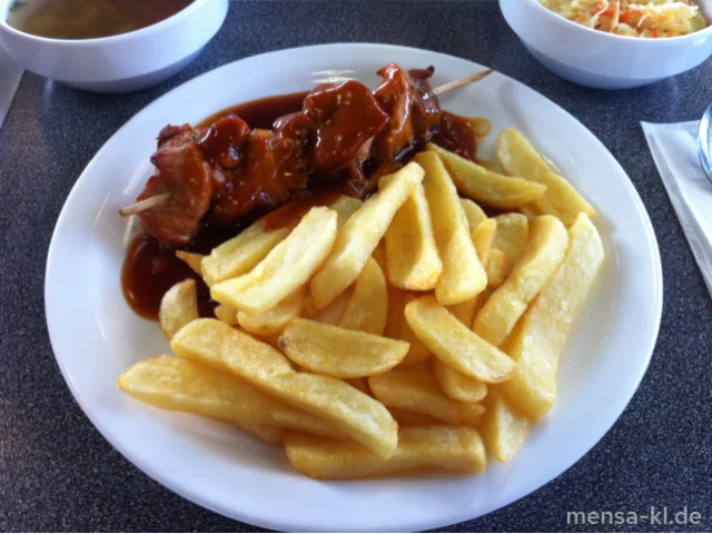 Fleischspieß (S) mit Barbecuesoße (1), Steakhouse-Frites und Farmersalat