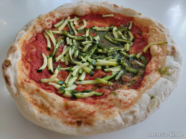 Pizza Vegano alla Napoletana mit Basilikumcreme und Zucchini (Gl), dazu Salat