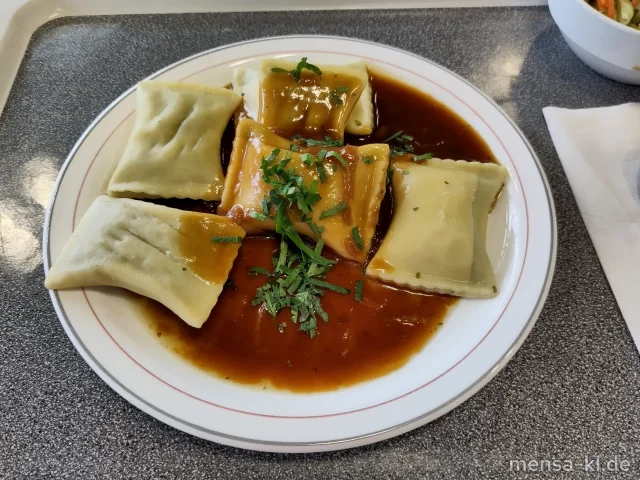 Gemüsemaultaschen (1,Gl) in Schmorzwiebelsoße mit frischer Petersilie (1,Gl,Sf)