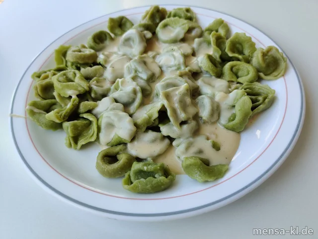 Grüne Tortellini mit Gemüsefüllung (1,Gl,La,Sl,V), Käse-Sahnesoße (2,Gl,Ei,La,V) und Salat (V)