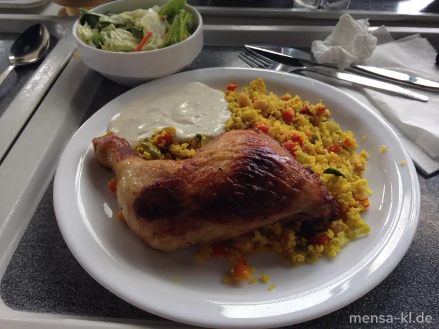 Hähnchenkeule (G) mit Ayran-Dip, gelbem Cous-Cous und Salat