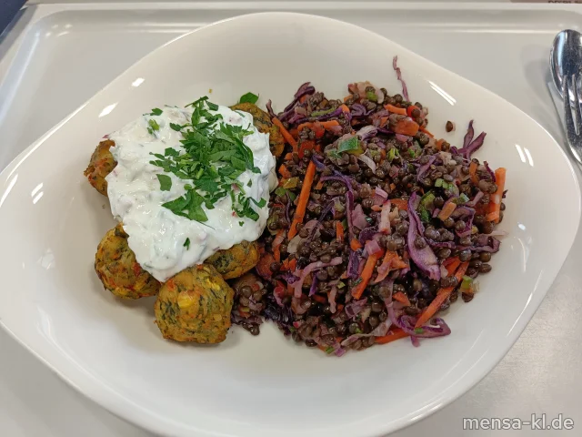 Salatglück: Roter Linsensalat mit Paprika und Möhren (5,La,Sw,V), dazu Gemüsebällchen (Ei,V) und Radieschen-Dip (La,V)