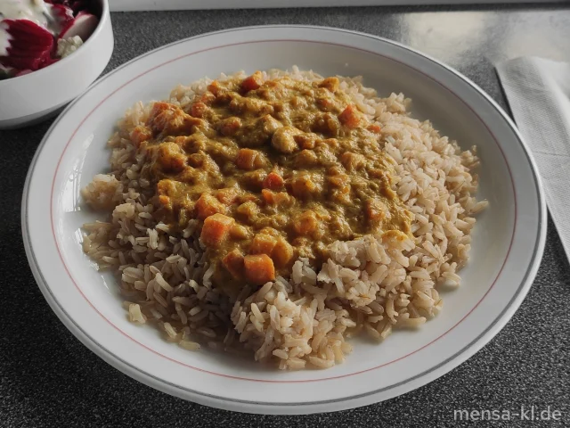 Kürbis-Karotten-Curry mit Kokosmilch (2,Sl,Sf,So), geröstete Cashewkerne (Nu) und Naturreis, dazu einen Beilagensalat nach Wahl