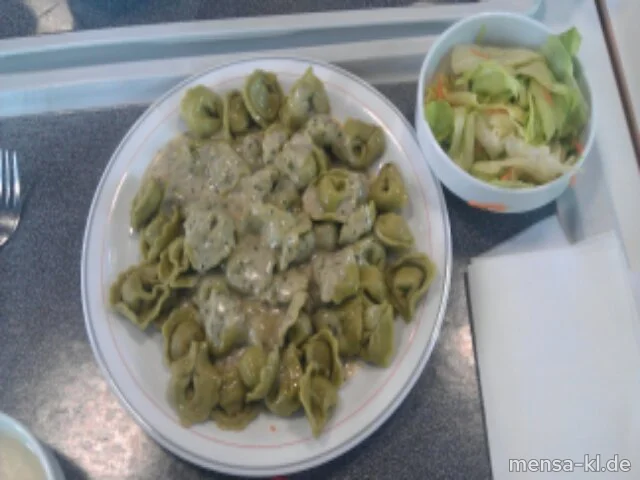 Grüne Tortellini mit Gemüsefüllung (V), Basilikumsoße (V) und Salat (V)