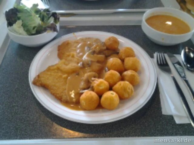 Paniertes Schnitzel XXL (S) mit Champignon-Rahmsoße (3,A), frittierten Kartoffelbällchen und Salat