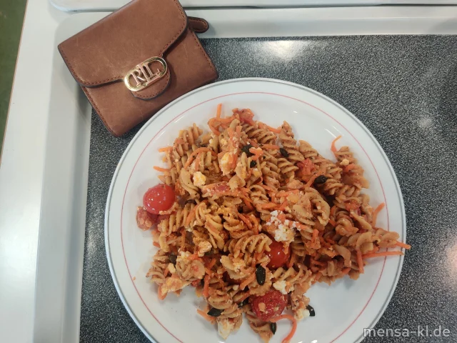 Vollkorn-Fusilli (Gl) mit roten Linsen, Kirschtomaten, Feta (1,5,La,Sw) und Kürbiskerncrunch, dazu einen Beilagensalat nach Wahl