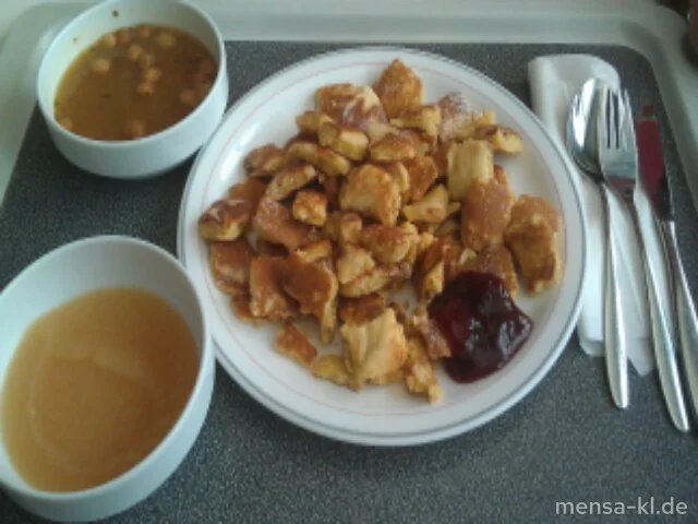 Kaiserschmarrn mit Rosinen (V), geröstete Mandeln (V), Preiselbeeren (V) und Apfelmus (3,V)
