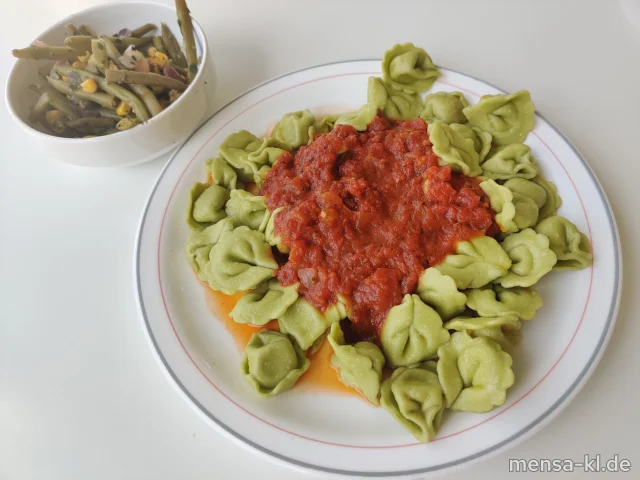 Grüne Tortellini mit Gemüsefüllung (1,Gl,Sl), Tomatensugo (Gl) und Bohnen-Mais-Salat (5,Sw,Sf)