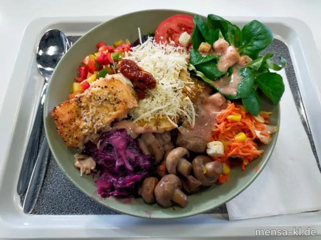 Bowl mit Feldsalat, Gurken, Tomaten, Paprika, marinierten Pilzen (5,Sw), Nudelsalat (Gl,Sl,Sf,So), Rotkrautsalat und Räucherlachs-Topping (Fi), dazu ein Feige-Preiselbeeren-Dressing (Sf)