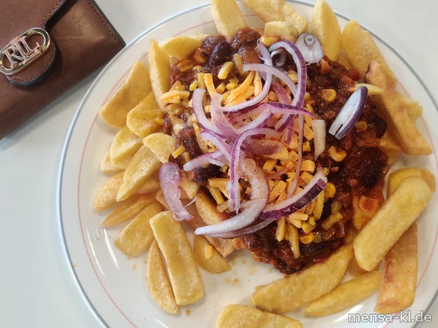 Große Portion Steakhouse-Fries mit Gemüse-Chili, veganem Cheddar (1), roten Zwiebeln und Coleslaw (1,5,Sw,Sf)