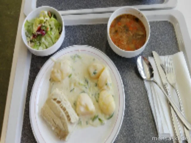 Mariniertes Seelachsfilet (Fi), Béchamel-Lauchkartoffeln (Gl,La) und Salat