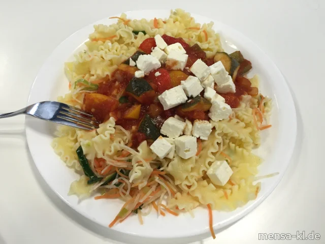 Gemüsenudeln (1,Gl,Ei,Sl,V) mit Pepperonata, Hirtenkäse (La,V) und Salat (V)