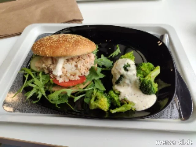 Burger-Power: Pulled Lachs (Fi) im Vollkornbrötchen (Gl,Se) mit Sour Cream und Rucola (La), dazu frittierter Broccoli mit einem Honig-Senf-Dip (5,Sw,Sf)