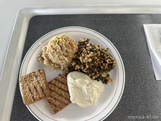 Soja-Tempeh (So) mit Tahin-Sesam-Dip (Gl,Nu,Se), Quinoa mit Gemüse (Se) und Linsen-Kichererbsensalat (1,5,Sw)