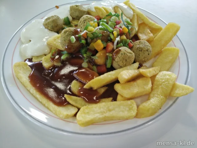 "POUTINE": Große Portion Steakhouse-Fries (Gl,V) mit Falafel (1,Gl,Sl,V), Barbecuesoße (Sl,V), Frühlingszwiebeln (V), bunter Paprika (V) und Limetten-Crème fraîche (La,V), dazu Salat (V)