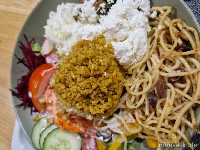 Vegane Bowl mit Karotten, Weisskraut, Tomaten, Paprika (5,Sw), mediterranen Bulgursalat (Sl,So), Spaghettisalat mit Oliven (5,Gl,Sw) und gefüllte Weinblätter (2,So), dazu Kräuter-Dressing (1,5,Gl,Nu,Sw,Sf)