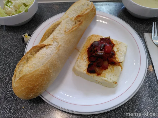 Schafskäse überbacken mit Paprika, Oliven und Peperoni (1,3,6,La,Sl,Se), dazu Baguettebrötchen (Gl) und Salat