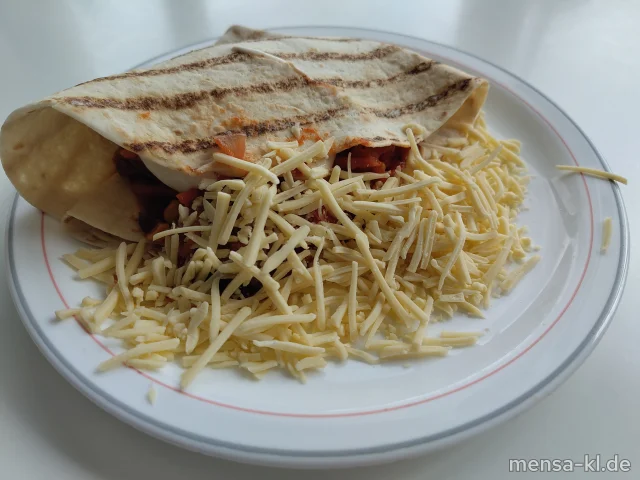 Burrito Tortilla gefüllt mit Bohnen, Paprika, Karotten, Mais und Zucchini (1,2,Gl,Sf), geriebenem veganem Käse (1, Sour Cream-Dip (Gl,Nu,Sf) und Salat