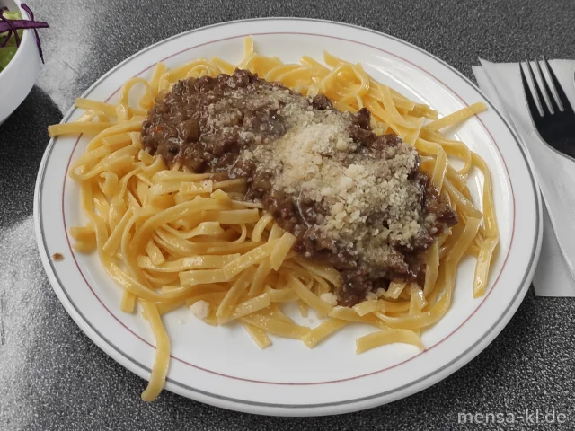 Helle Wildbolognese mit Wurzelgemüse (La,Sl,Sf,R,W), Bandnudeln (1,Gl,Ei) und geriebener Hartkäse (Ei,La), dazu ein Beilagensalat nach Wahl