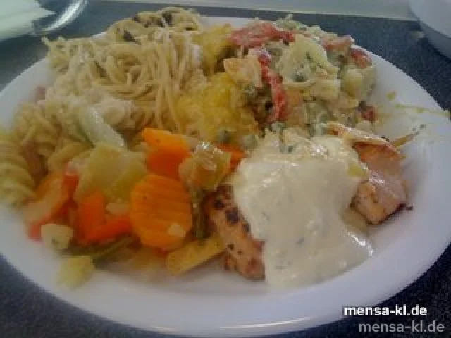 "KLEINES UND FEINES":Salate vom Büfett, dazu einen Lachs-Jakobsmuschel-Spieß und Limonen-Joghurt-Dip
