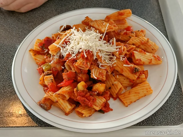 Rigatoni mit mediterranem Gemüse in Tomatensugo (3,Gl), dazu einen Beilagensalat nach Wahl