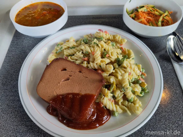 Veganer Fleischkäse (1) mit Curry-Dip (3,Sf), dazu bayrischer Nudelsalat (1,5,Gl,Sw,Sf) und Karotten-Zucchinisalat (1,5,Sw)
