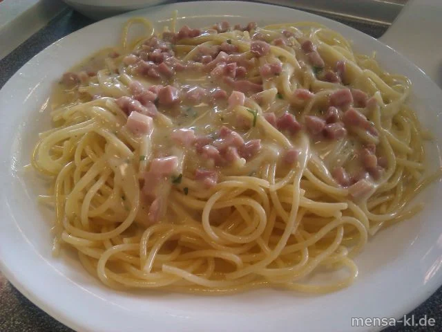 Spaghetti "Carbonara" mit Schinken-Sahnesoße (S/2/3), geriebenem Käse (1/2) und Salat