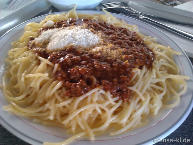 Spaghetti "Bolognese" mit Rinderhackfleischsoße, Grana Padano (2) und Salat