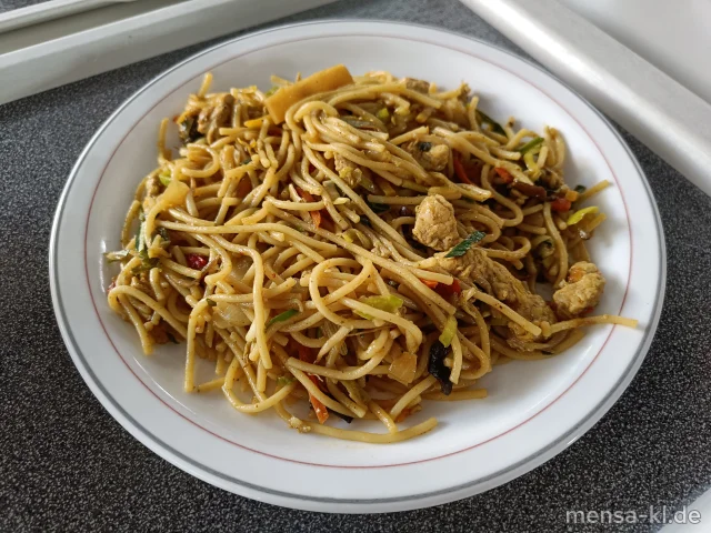 "Bami Goreng": Indonesisches Nudelgericht mit Gemüse und Putenstreifen (2,Gl,So,G), dazu Salat