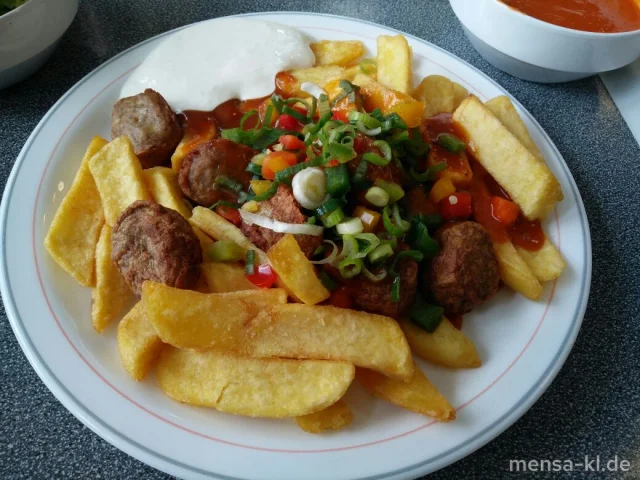 "POUTINE": Große Portion Steakhouse-Fries (Gl) mit Geflügelhackbällchen (Gl,Ei,G), Barbecuesoße (Sl), Frühlingszwiebeln, bunter Paprika und Limetten-Crème fraîche (La), dazu Salat