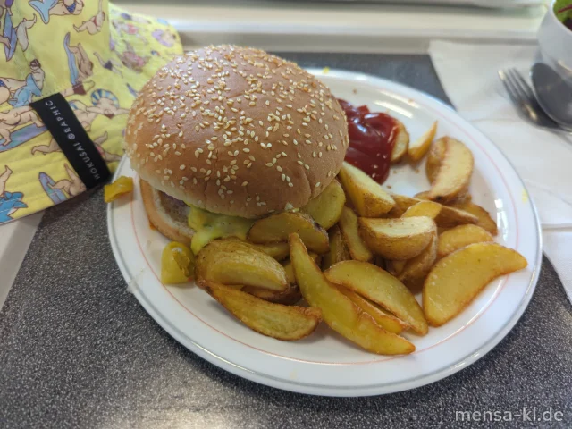 Campus Chili Cheese Burger: BIO-Rindfleisch (Ei,R) belegt mit Chili-Cheese-Sauce, Tomaten und Eisberg (1,La) im Burger Bun (Gl,La), dazu Potato-Wedges und ein Beilagesalat nach Wahl