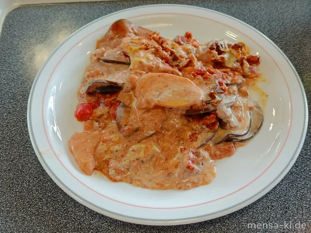 Moussaka mit Kartoffeln, Auberginen und Paprika (1,Gl,So), dazu einen Beilagensalat nach Wahl (1,5,Sw)