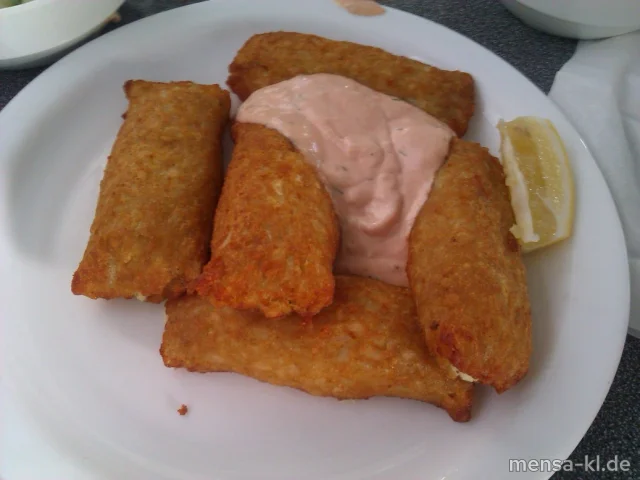 Kartoffeltaschen mit Frischkäse und Kräutern, Cocktail-Dip (1) und Salat