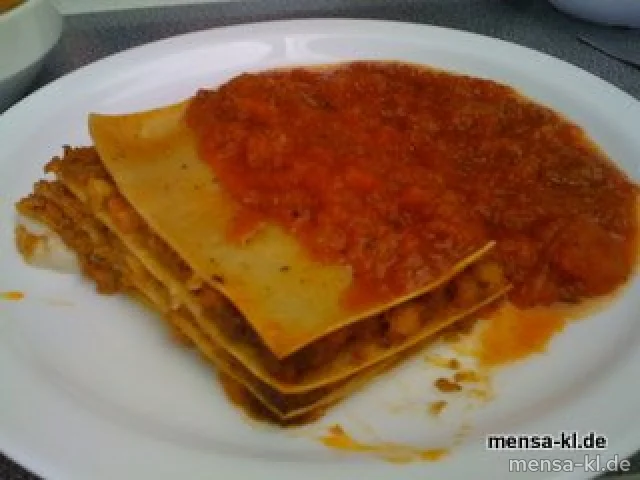Lasagne "Bolognese" mit Rinderhackfleisch, dazu ein kleiner italienischer Salat